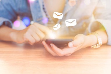 Kadın el Smartphone ile e-posta simgesini pop kullanarak kadar alabilir ve cep telefonu ekranda bildirim gönderebilirsiniz. İş iletişim teknoloji kavramı.