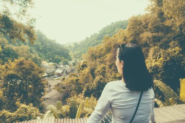 Kadın soğuk ve gezi doğa çevre özgürlük kavramı otur. gevşeme tatil günü 