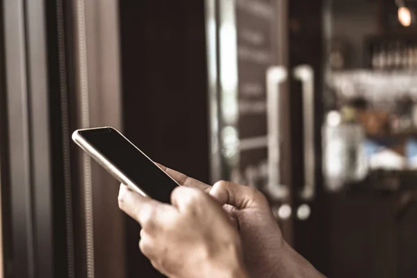 Donna Mano Utilizzando Smartphone Con Negozio Caffè Colorato Bellissimo Sfondo — Foto Stock