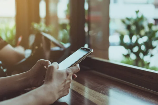 Donna Mano Utilizzando Smartphone Con Negozio Caffè Colorato Bellissimo Sfondo — Foto Stock