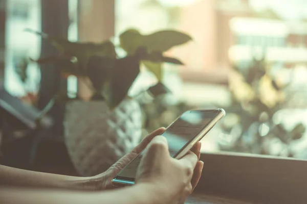 Donna Mano Utilizzando Smartphone Con Negozio Caffè Colorato Bellissimo Sfondo — Foto Stock