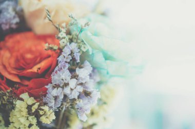 Renkli güzel çiçek buketinin seçici odağı yaz bokeh arkaplanı. Klasik soluk renk tarzı..