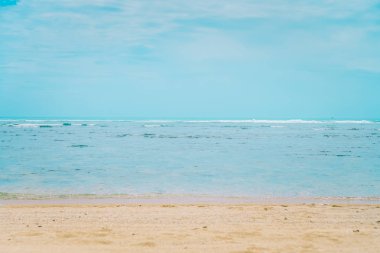 Güneş ışığı ve bokeh arka plan ile yaz aylarında bulanıklık Beach.