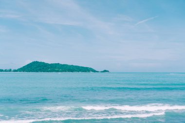 Ada güneş ışık ve mavi gökyüzü arka plan ile plaj.