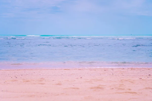 夏の太陽の光とボケ味の抽象的な背景のぼかしビーチ — ストック写真