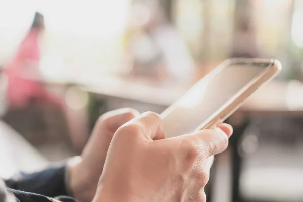 Donna Mano Utilizzando Smartphone Sfondo Bar Negozio Business Finanziario Borsa — Foto Stock