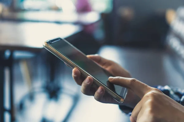 Donna Mano Utilizzando Smartphone Sfondo Bar Negozio Business Finanziario Borsa — Foto Stock