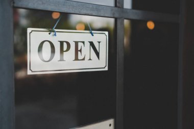 Kafe ya da restoranın girişinde 