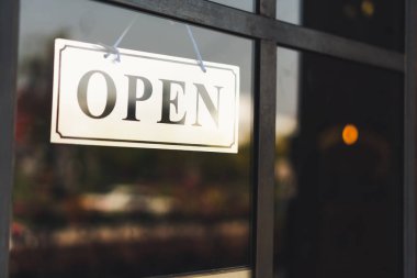 Kafe ya da restoranın girişinde 
