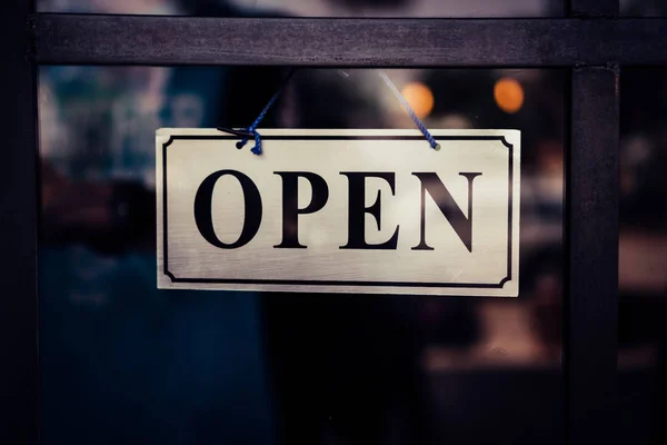 Un panneau d'affaires qui dit Ouvrir sur un café ou un restaurant accrocher à la porte à l'entrée. Style de ton de couleur vintage. — Photo