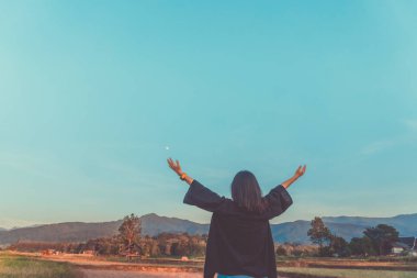 Kadın artış eller gökyüzü özgürlük kavramı mavi gökyüzü ile kadar.