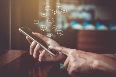 Kadın el yazarak, smartphone kullanarak sohbet sohbet sohbet kutusu simgeleri açılır. Sosyal medya pazarlama kavramı.