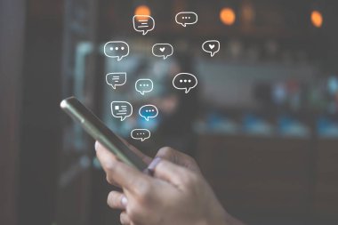 Kadın el yazarak, smartphone kullanarak sohbet sohbet sohbet kutusu simgeleri açılır. Sosyal medya pazarlama kavramı.