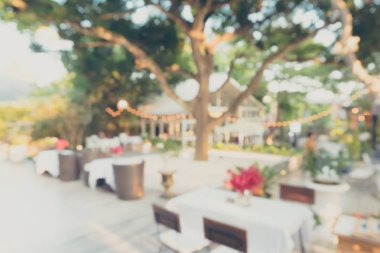 Bulanık kahve ve müşteri geçmişi olan dinlendirici kafe..