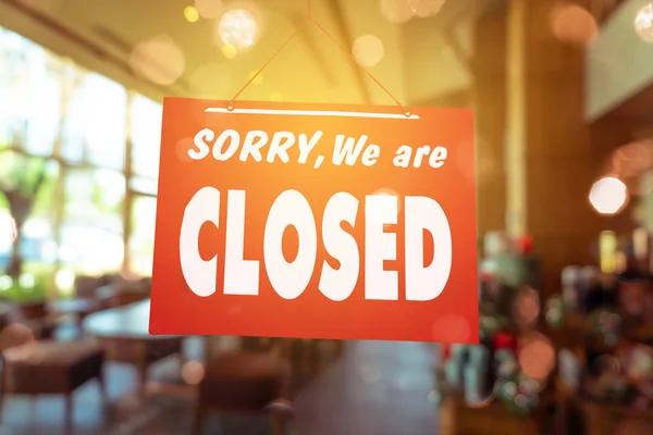 ビジネス ショップのドアにハングアップする我々 は、申し訳ありませんが閉じ記号. — ストック写真