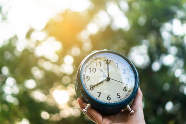 Doğa bokeh arka plan ile çalar saat seçici odak.