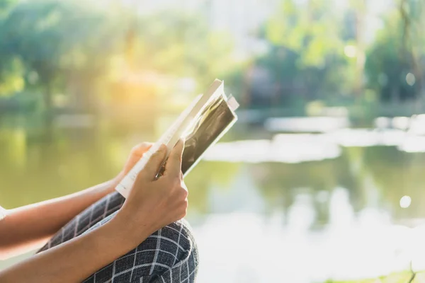 L'homme lit un livre dans un beau parc relaxant et paisible environnement . — Photo