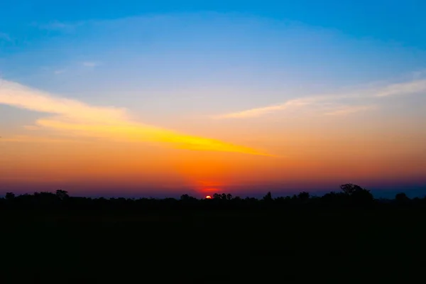 Paysage de montagne vue avec crépuscule ciel belle couleur magenta thème coucher de soleil et le lever du soleil . — Photo