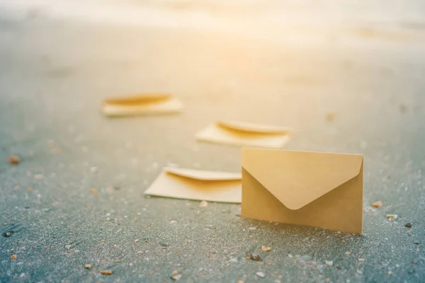 Viele Umschläge implizieren für den Versand von Post auf Sand Textur Hintergrund. — Stockfoto