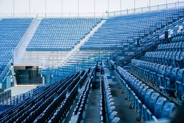 Beaucoup de sièges dans le stade de football sportif . — Photo