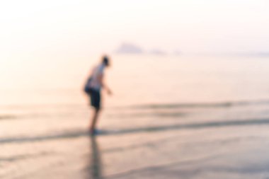 Plaj çift gevşeme güneş ışığı ve mavi gökyüzü ile bulanıklık.