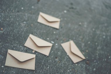 birçok od zarf ima kum doku arka plan üzerinde posta göndermek için.