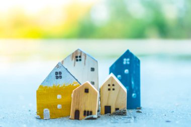 Güneş ışığı ve plaj kum üzerinde küçük ev modelleri kapalı.