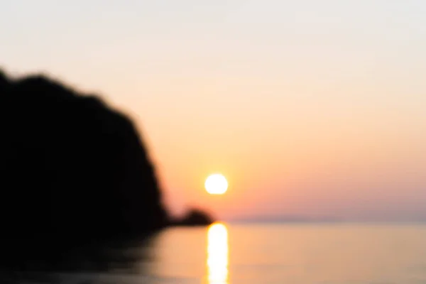 Playa con luz del sol isla y fondo cielo azul . — Foto de Stock