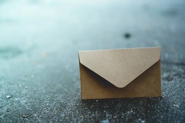Birçok od zarf ima kum doku arka plan üzerinde posta göndermek için. — Stok fotoğraf