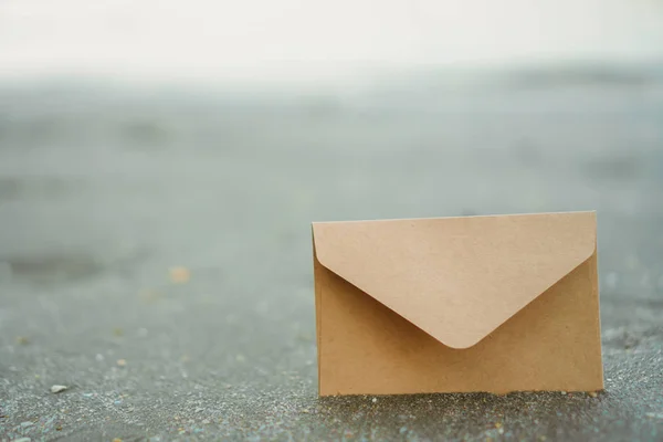 Multe od plic implică pentru trimiterea de e-mail pe fundal textura nisip . — Fotografie, imagine de stoc