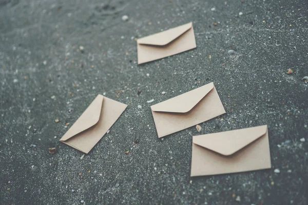 Beaucoup od enveloppe impliquent pour l'envoi de courrier sur fond de texture de sable . — Photo