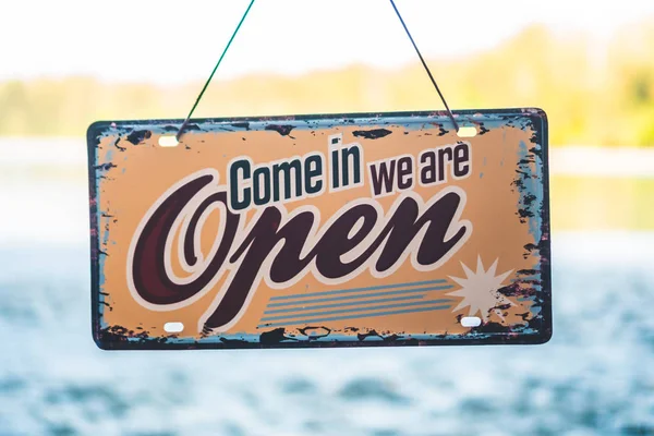 Un letrero de negocios que dice jalá Open jalá arena en la hermosa playa . —  Fotos de Stock