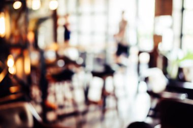 Bulanık kahve ve müşteri geçmişi olan dinlendirici kafe..