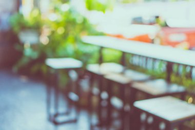 Bulanık kahve ve müşteri geçmişi olan dinlendirici kafe..