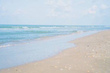Tropikal doğa temiz plaj ve güneş açık mavi gökyüzü ve bokeh renkli ile yaz aylarında beyaz kum.