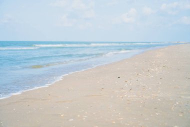 Tropikal doğa temiz plaj ve güneş açık mavi gökyüzü ve bokeh renkli ile yaz aylarında beyaz kum.