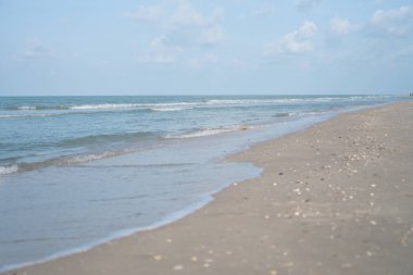 Tropikal doğa temiz plaj ve güneş açık mavi gökyüzü ve bokeh renkli ile yaz aylarında beyaz kum.