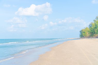 Tropikal doğa temiz plaj ve güneş açık mavi gökyüzü ve bokeh renkli ile yaz aylarında beyaz kum.