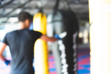 Adam bulanıklık fitness spor salonu vardır çuval arka plan boks boks.