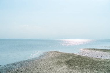 Tropikal doğa temiz plaj ve güneş açık mavi gökyüzü ve bokeh renkli ile yaz aylarında beyaz kum.