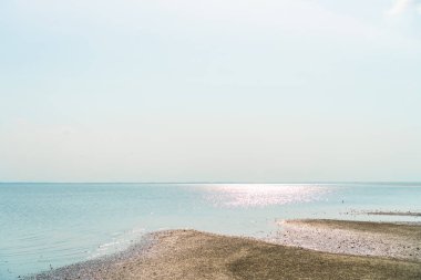 Tropikal doğa temiz plaj ve güneş açık mavi gökyüzü ve bokeh renkli ile yaz aylarında beyaz kum.