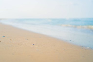 Tropikal doğa temiz plaj ve güneş açık mavi gökyüzü ve bokeh renkli ile yaz aylarında beyaz kum.