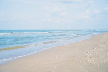 Tropikal doğa temiz plaj ve güneş açık mavi gökyüzü ve bokeh renkli ile yaz aylarında beyaz kum.