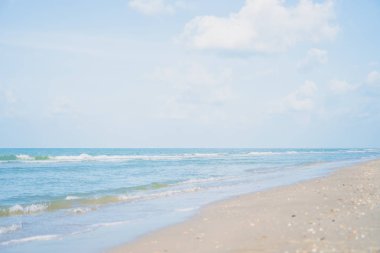 Tropikal doğa temiz plaj ve güneş açık mavi gökyüzü ve bokeh renkli ile yaz aylarında beyaz kum.