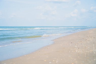 Tropikal doğa temiz plaj ve güneş açık mavi gökyüzü ve bokeh renkli ile yaz aylarında beyaz kum.