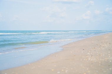 Tropikal doğa temiz plaj ve güneş açık mavi gökyüzü ve bokeh renkli ile yaz aylarında beyaz kum.