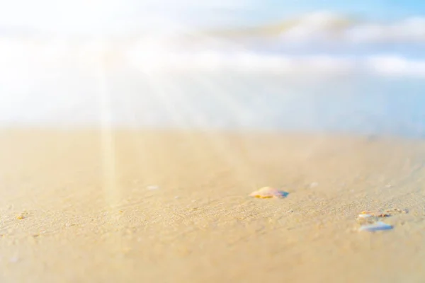 Tropische natuur schoon strand en wit zand in de zomer met zon licht blauwe hemel en bokeh achtergrond. — Stockfoto