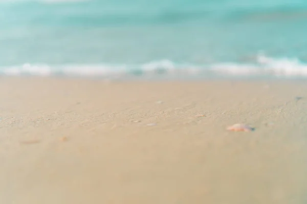 Тропічна природа чистий пляж і білий пісок влітку з сонячним світло-блакитним небом і фоном боке . — стокове фото