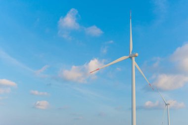 Rüzgar enerji dönüştürücü olarak rüzgar türbini ekoloji sistem temiz enerji mavi gökyüzü ile.
