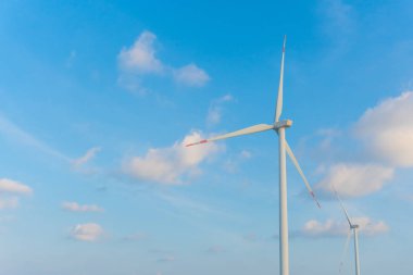 Rüzgar enerji dönüştürücü olarak rüzgar türbini ekoloji sistem temiz enerji mavi gökyüzü ile.